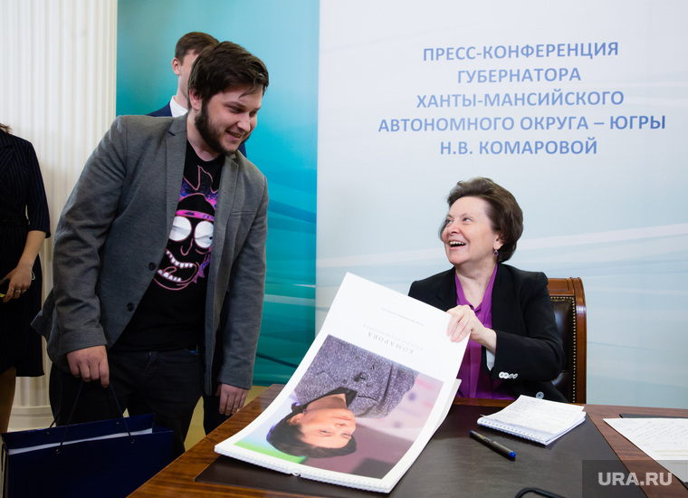 Журналист «URA.RU» Игорь Волосин вручает губернатору Югры Наталье Комаровой подарочный календарь с ее фотографиями. Его агентство создало специально к дню рождения главы региона