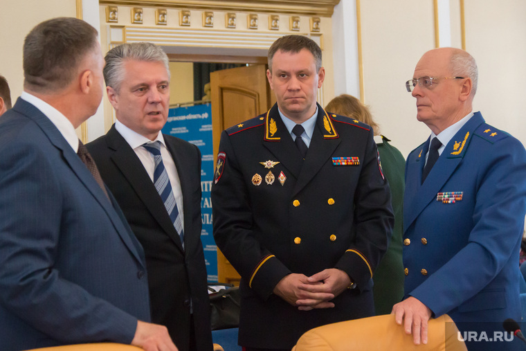 Дмитрий Сивак (второй слева) поддерживал дружеские отношения с коллегами из других силовых структур