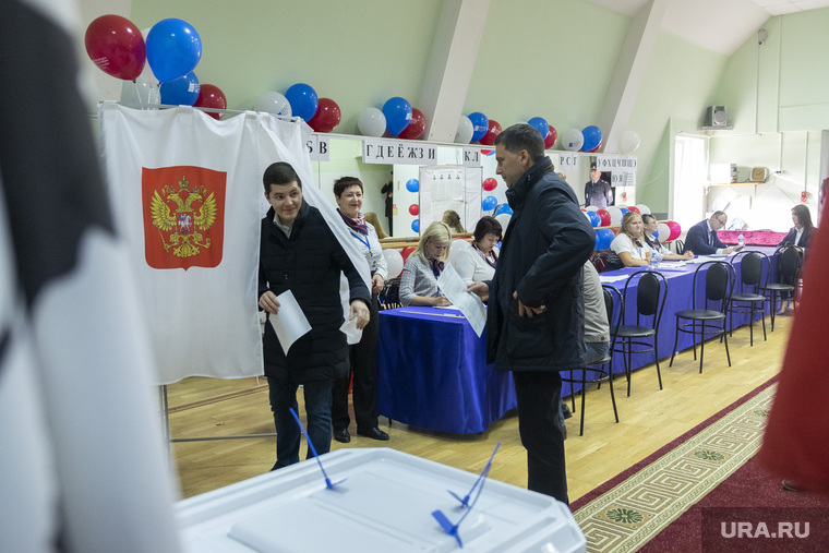 Дмитрий Артюхов и Дмитрий Кобылкин выбирают губернатора Тюменской области, кабинка для голосования, выборы, артюхов дмитрий, избирательный участок