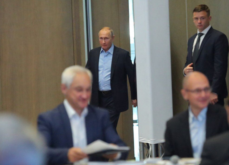 Путин, как и другие, пришел на президиум без галстука