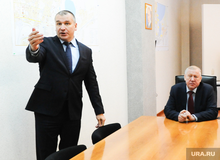 Евгений Крехтунов (слева) станет и. о. вице-мэра