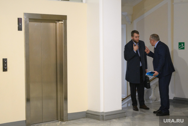 Депутаты Григорий Вихарев и Александр Колесников выясняли отношения у лифта
