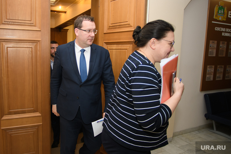 Убеждать депутатов в необходимости повышения зарплаты чиновникам пришел первый вице-мэр Алексей Кожемяко