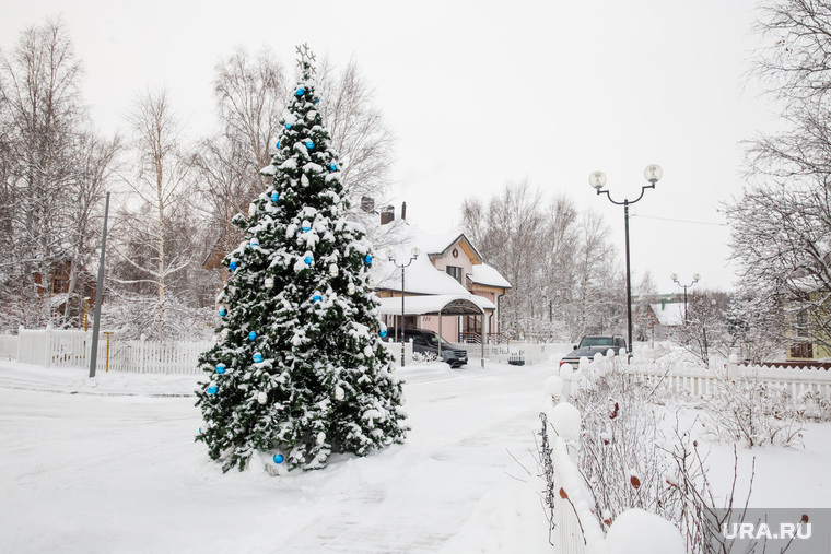 На центральной мини-площади уже стоит новогодняя ель. Ни один из других районов Сургута не обладает таким изобилием новогодних атрибутов, как сургутская «Долина нищих»
