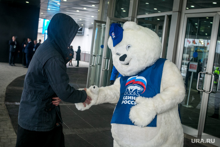 На входе единороссов встречали улыбающиеся белые медведи. «Здорово, Мишка», — говорили партийцы, протягивая медведю руку. Девушки лезли к медведю обниматься.