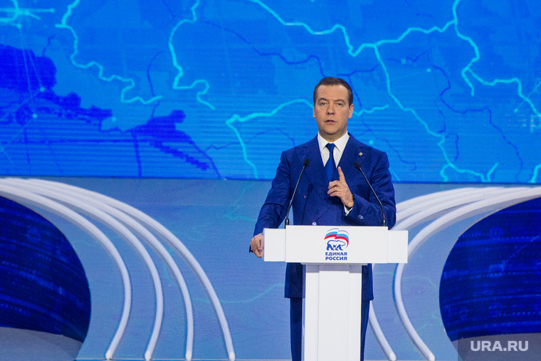 Пленарное заседание «ЕР» началось с выступления главы партии Дмитрия Медведева. Он констатировал, что с началом пенсионной реформы поддержка «Единой России» пошатнулась, однако партия поступила как ответственная сила, поддержав нужное стране решение.