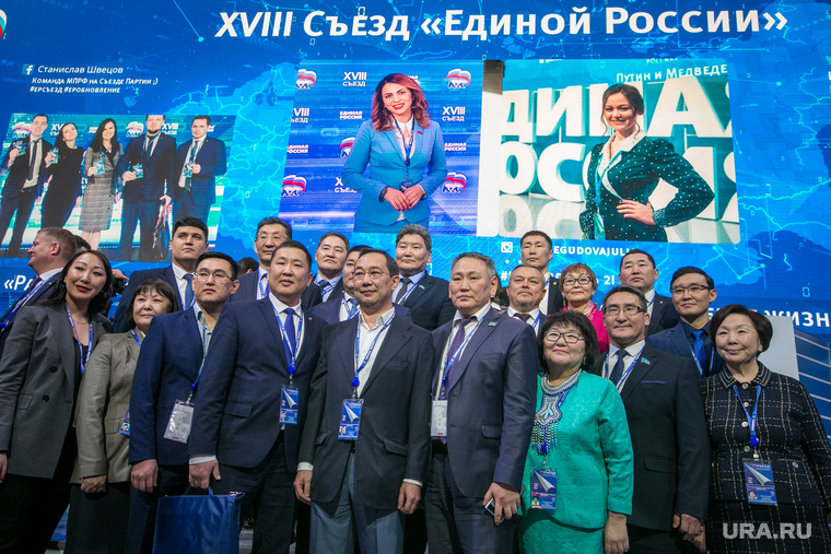 Делегации из отдельных регионов делали и коллективные фото, чтобы засвидетельствовать свое присутствие на важном федеральном событии. Дольше всех фотографировалась делегация из Якутии.