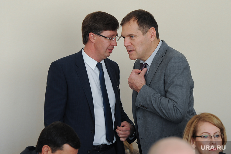 Александр Павлюченко (слева), человек Андрея Барышева, публично нагрубил Мошарову за попытку прервать его выступление