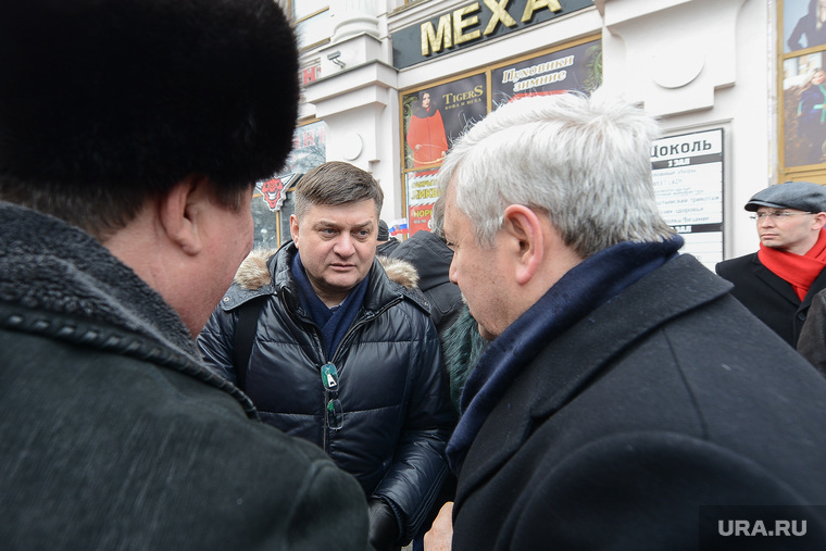 Иван Квитка (в центре) больше не курирует кампанию в Челябинской области