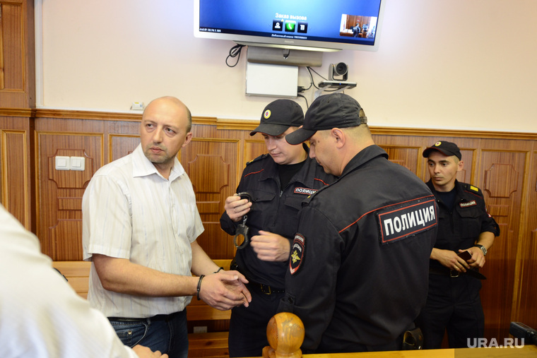 На экс-министра Олега Бехтерева надели наручники в суде