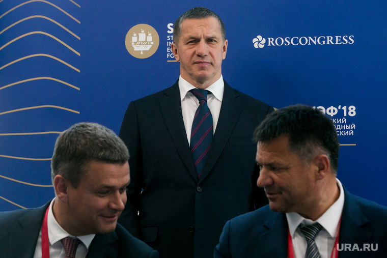Андрей Тарасенко (нижний правый угол) считался протеже полпреда президента в ДВФО Юрия Трутнева (стоит в центре)