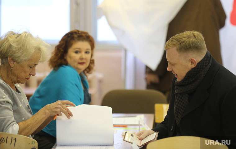 Андрей Ищенко (справа) не стал кандидатом на новых выборах, но голосовать пришел