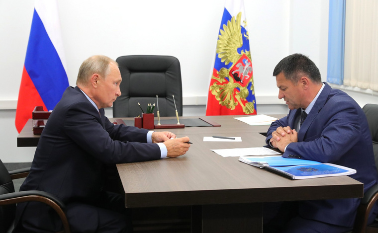Андрей Тарасенко (справа) забыл, что для пребывания на посту губернатора нужны два ключа: от президента и избирателей