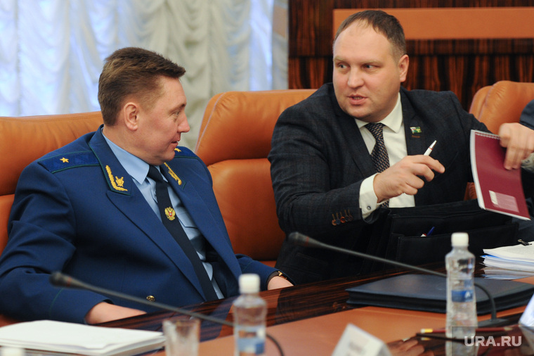 Региональный Росприроднадзор под руководством Виталия Курятникова (справа) вместе с прокуратурой запретил литейному цеху работать