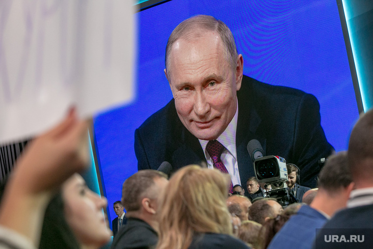 Пресс-конференция длилась 3 часа 43 минуты — на минуту дольше, чем в прошлом году. Владимир Путин ответил на 53 вопроса. Спасибо, что сегодня следили за большой пресс-конференция президента на «URA.RU»!