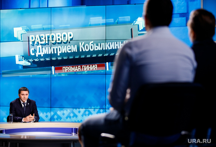 Экс-губернатор Дмитрий Кобылкин разговаривал в студии с журналистами