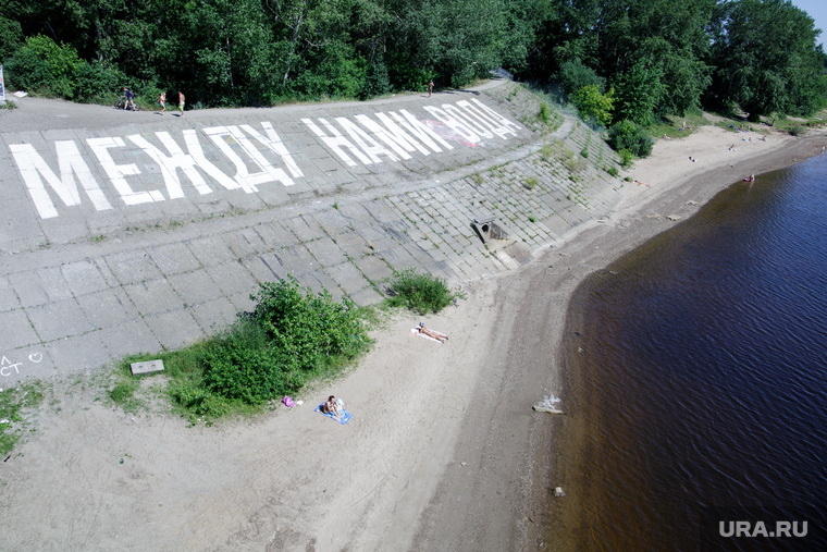 Под руководством Тимофея Ради подростки нарисовали арт-объект рядом с Коммунальным мостом