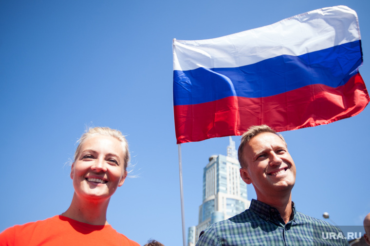 Оппозиционеры Алексей и Юлия Навальные на митинге Либертарианской партии против пенсионной реформы