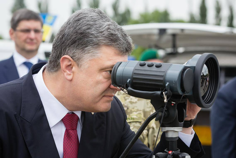 Украинский президент может отодвинуть тему военного конфликта с Россией на второй план, считает политолог