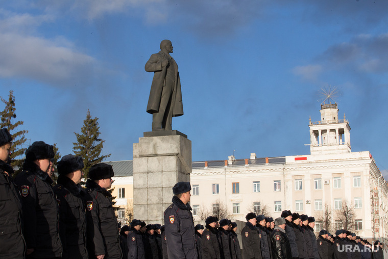 На церемонии вручения автомобилей подразделениям полиции