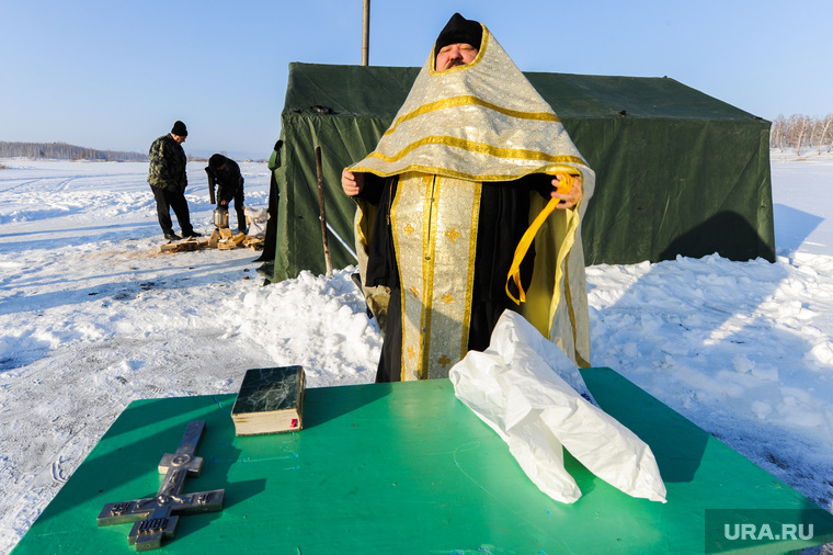 В феврале стояли настоящие крещенские морозы. Батюшка замерз еще перед освящением купели на озере Аргази в селе Чишма Аргаяшского района