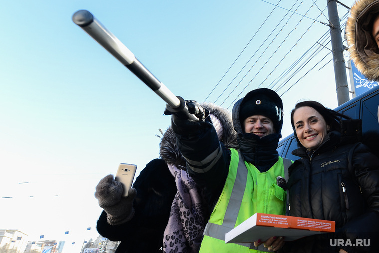Сотрудники ГИБДД в морозный день 8 марта дарили женщинам-водителям горячую пиццу