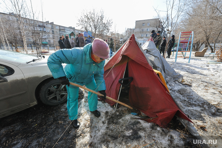 В борьбе с застройщиками за детскую площадку жители дома №17 по улице Каслинской организовали палаточный городок
