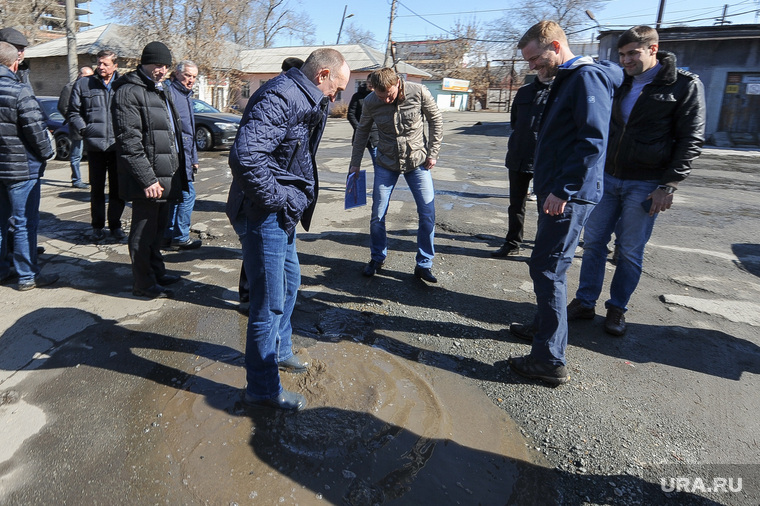 Челябинский губернатор Борис Дубровский похвастался новыми сапогами во время поездки на стройку общественно-делового центра к саммитам ШОС и БРИКС на набережной реки Миасс возле цирка