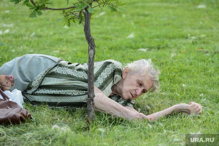 Женщина прилегла отдохнуть во время митинга «Справедливой России» против повышения пенсионного возраста в сквере имени Колющенко