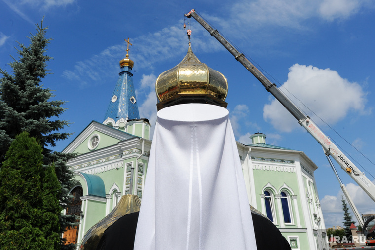 Митрополит Никодим (стоит спиной) приезжал на освящение новых куполов Свято-Симеоновского храма