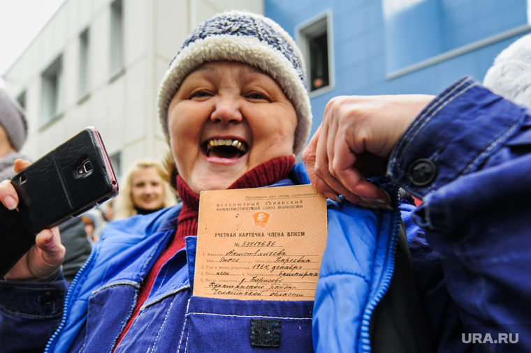 Участники вскрытия капсулы времени на ПО «Полет» 29 октября в день 100-летия комсомола пришли с собственными учетными карточками членов ВЛКСМ