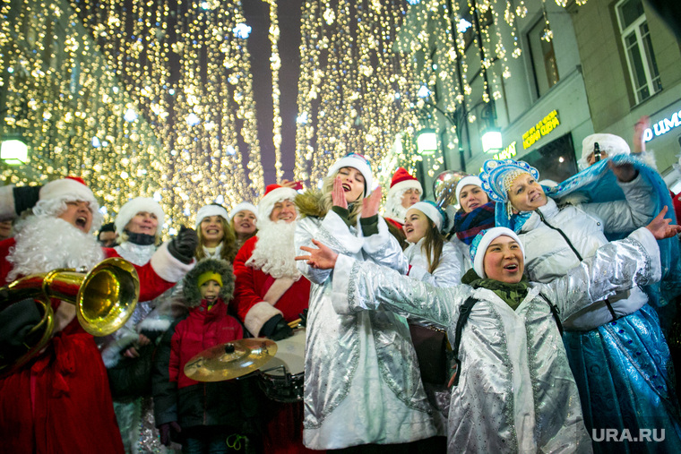 Парад снегурочек на Тверской площади в Москве