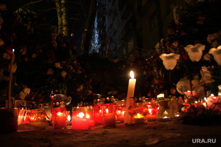 Жители Мангитогорска несут к месту трагедии цветы, игрушки и свечи