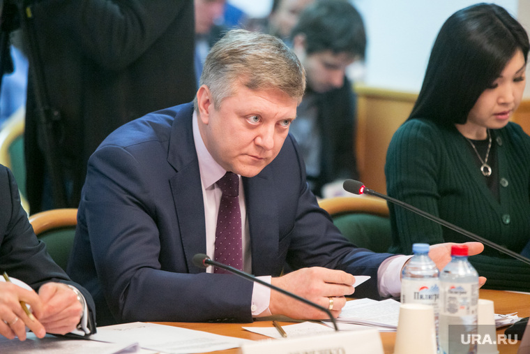 Уральский депутат Госдумы Дмитрий Вяткин полтора часа выслушивал критику в адрес своего законопроекта. После чего покинул заседание