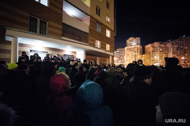На стихийный митинг собралось более сотни человек