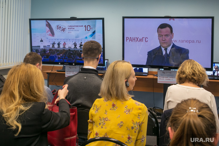 Хедлайнером Гайдаровского форума стал председатель правительства Дмитрий Медведев. Он грозил США, что весь мир откажется от доллара. А бизнесу пообещал «регуляторную гильотину» — устранение тысяч нормативов уже в начале 2020 года. Фото из пресс-центра
