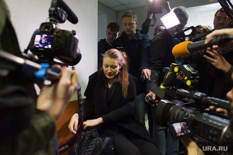 Алиса Дутова в суде по мере пресечения для ее мужа Дмитрия