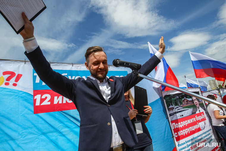 По одной из версий, координатора штаба Навального в Тюмени Александра Куниловского попросили оставить должность для более активного руководителя