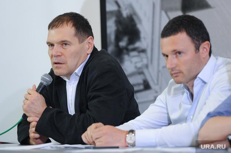 Илья Мительман (справа) отдает четыре из семи округов Андрею Барышеву (слева)