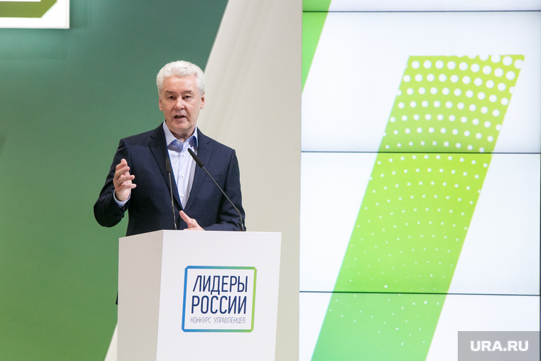 Наставник «Лидеров» Сергей Собянин, выступая перед конкурсантами, вспомнил миниатюру Аркадия Райкина. Ее герой хотел стать начальником и, хоть и занимал эту должность сначала на автобазе, затем в бане с «вениками и тазиками», а потом в огороде, «все равно был начальником»
