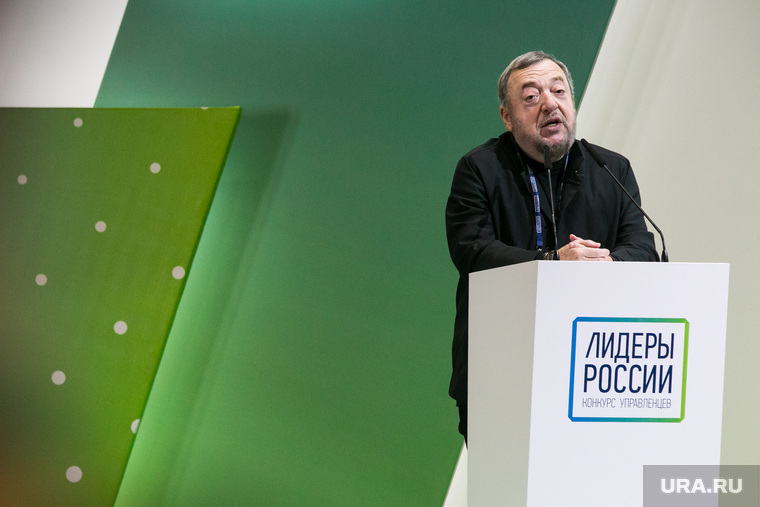 Член наблюдательного совета Павел Лунгин заявил — лидеры, в которых сейчас нуждается Россия, должны быть шаманами: «Нам не хватает нестандартного подхода людей, которые понимают, что они видят мир немножко не так, как остальные, и не скрывают этого. Сейчас мир унифицируется и даже режиссеры частично продюсеры, а продюсеры частично режиссеры».