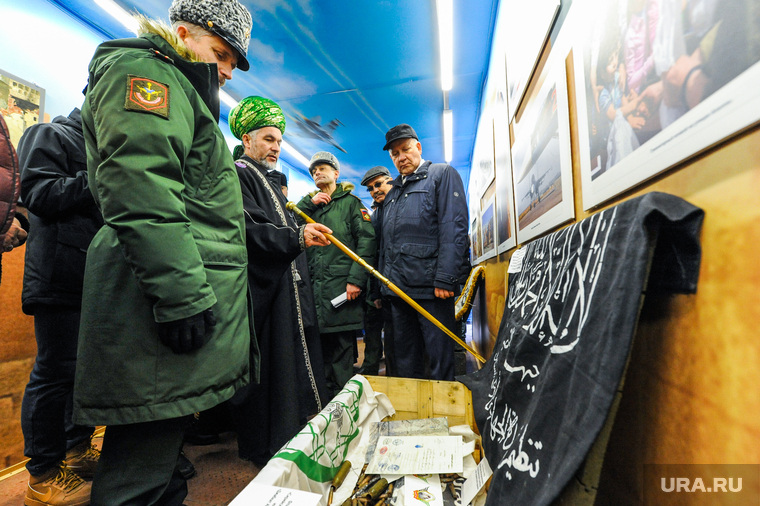 Муфтий Челябинской и Курганской областей Ринат Раев осматривает трофеи на выставке «Сирийский перелом». Челябинск