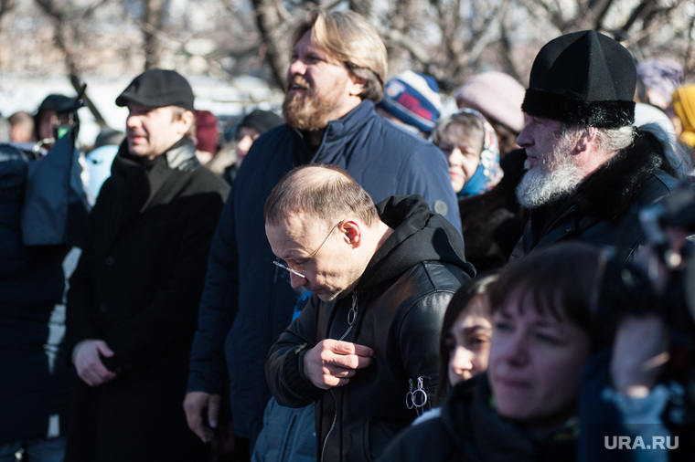Во время молебна Игорь Алтушкин не только крестился, но и подпевал церковным песнопениям