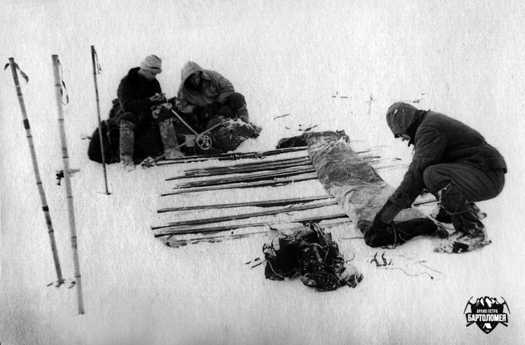 Постановка палатки по методу дятловцев: на лыжи. Фото из похода 1958 г. на Манарагу