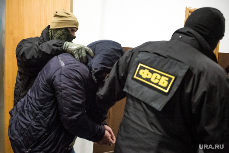 Неизвестного подсудимого ведут по Басманному суду. Москва