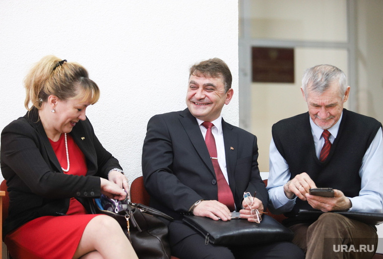 Сразу два представителя от КПРФ решили участвовать в выборах. На фото: Наталья Воробьева и Артур Пущин (в центре)