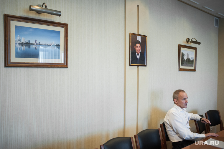 Олег Чемезов занял кабинет своего предшественника Александра Высокинского. Даже картины на стене поменять не успел