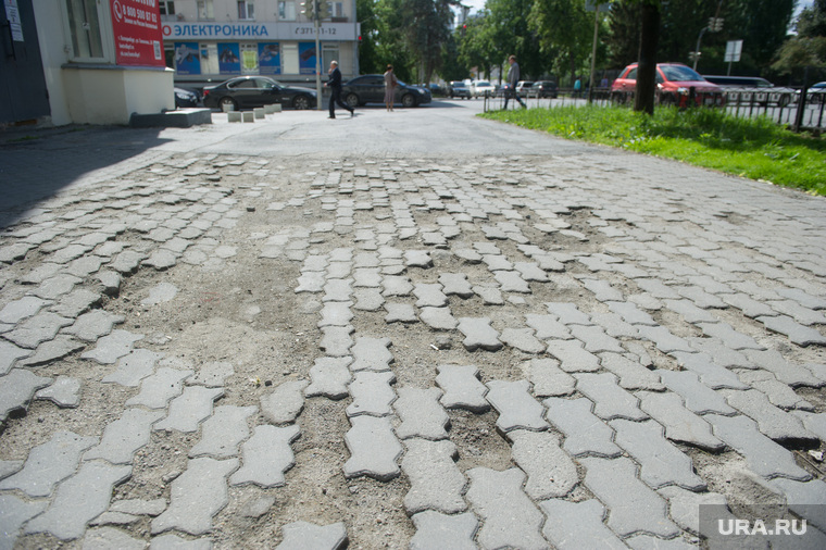 Так плитка в Екатеринбурге выглядит практически каждый год, несмотря на стандарты и гарантии укладчиков
