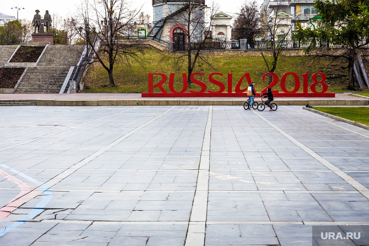 Исторический сквер Екатеринбурга выложили крупной плиткой перед чемпионатом мира по футболу