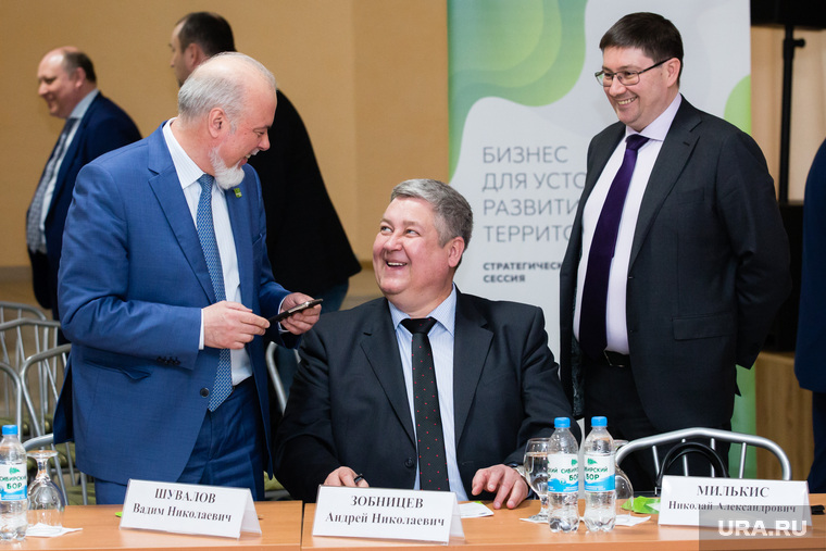 Вице-губернаторы Андрей Зобницев (в центре) и Николай Милькис (справа) одобрили привлечение частного капитала в коммуналку